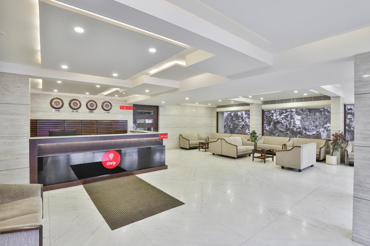 Oyo 2351 Hotel Golden Plaza Ahmedabad Exterior foto