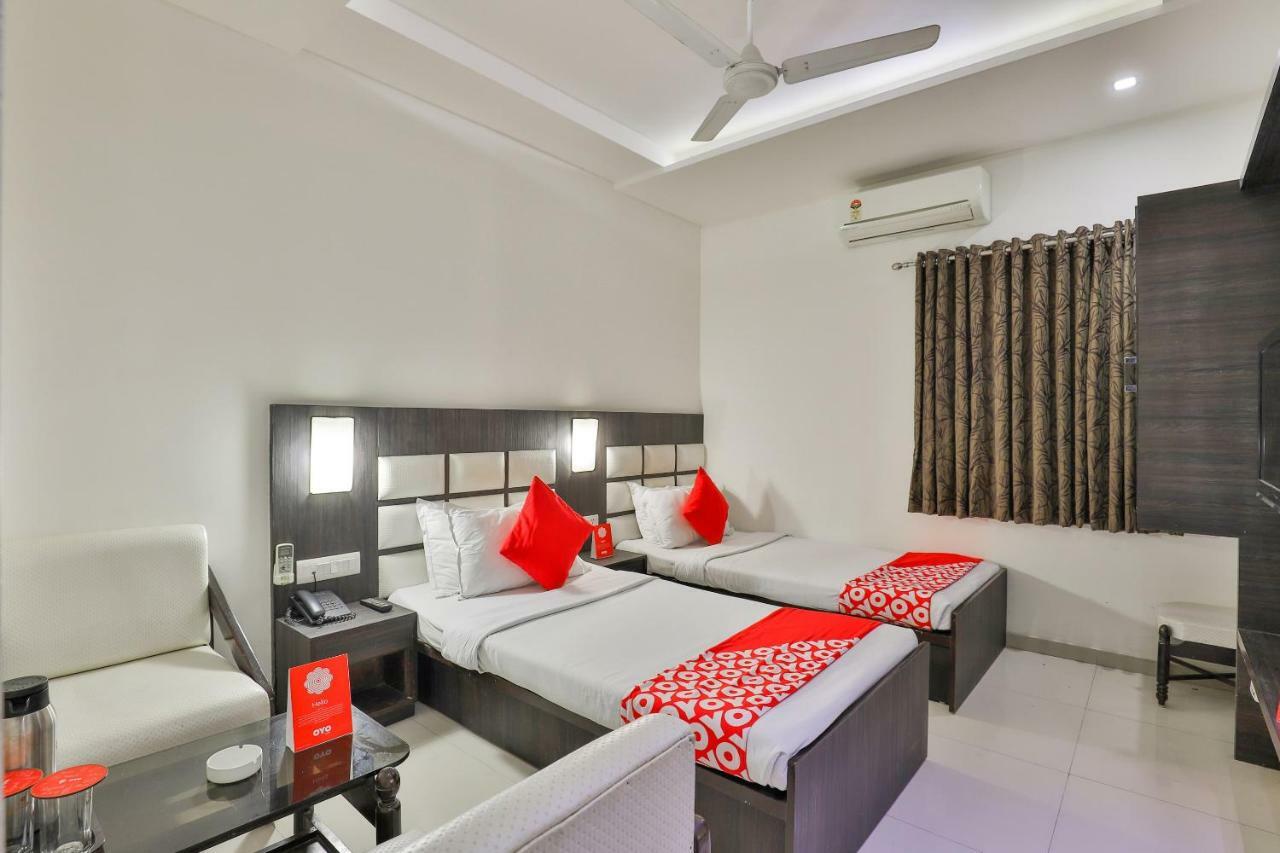 Oyo 2351 Hotel Golden Plaza Ahmedabad Exterior foto