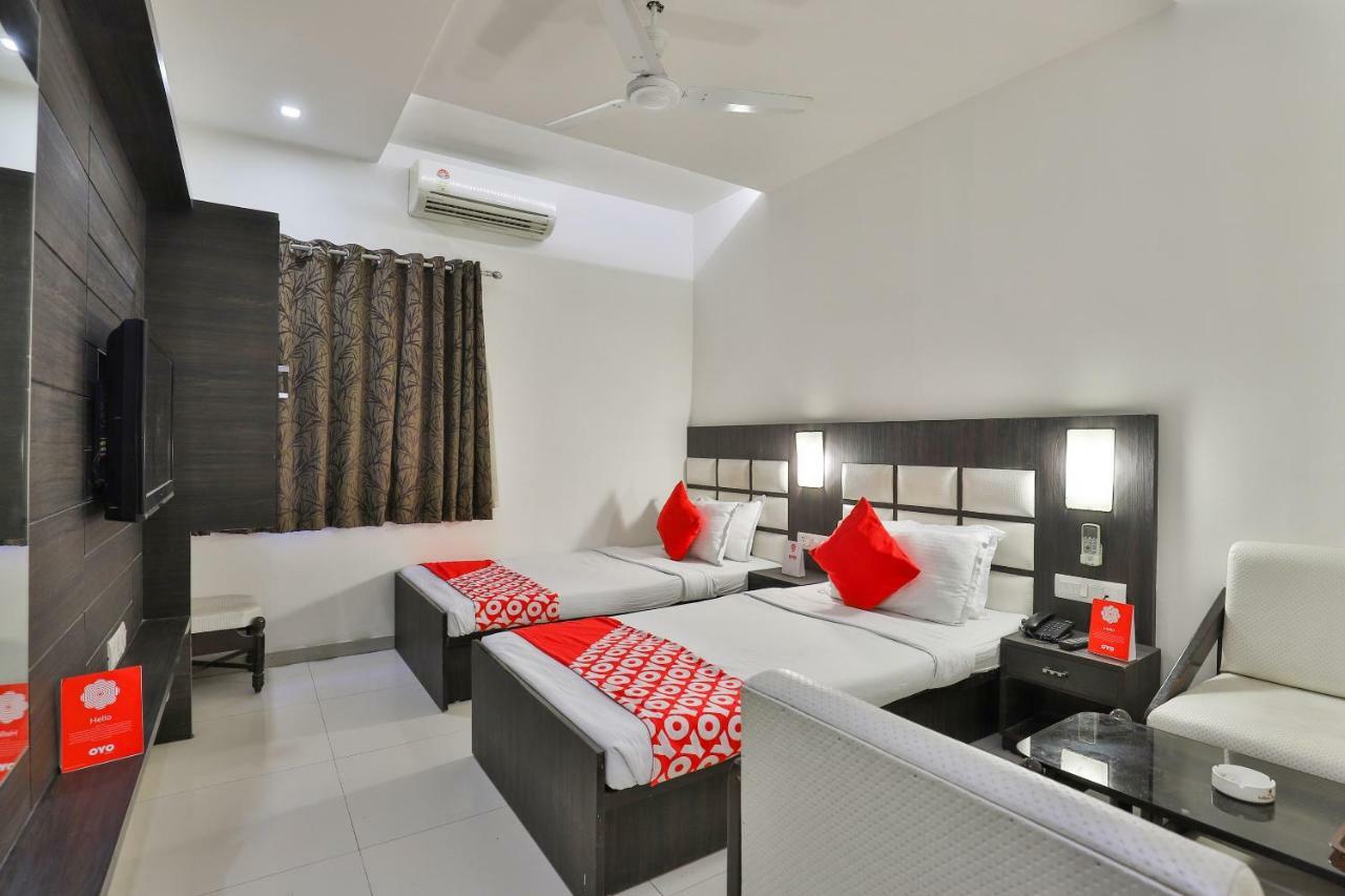 Oyo 2351 Hotel Golden Plaza Ahmedabad Exterior foto